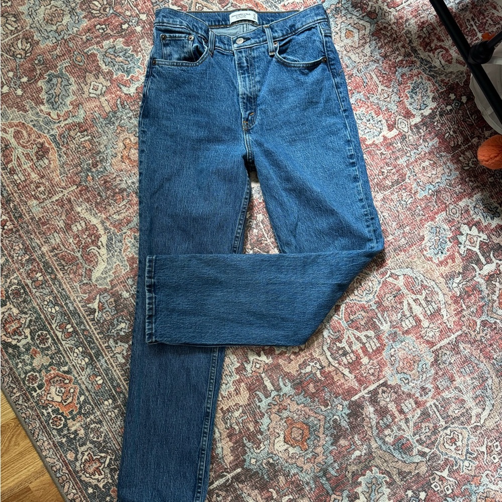 Abercrombie & Fitch “The 90s Straight Ultra High Rise”